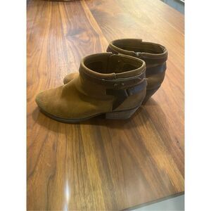 Clarks Women's Brown Suede Leather Buckle Details Low Heels Ankle Boots Sz 8 1/2